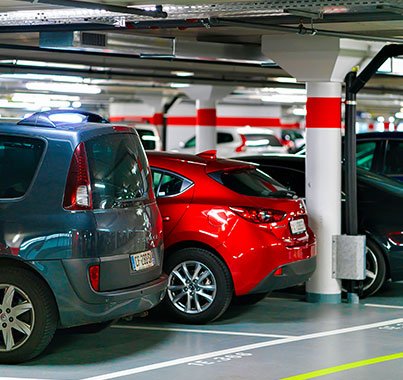 Zufriedene Kunden beim Parken am Flughafen Frankfurt